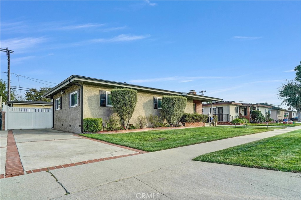 MLS #OC25269732 image #2