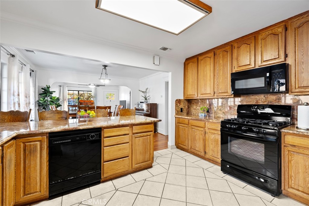 MLS #OC25270104 image #10