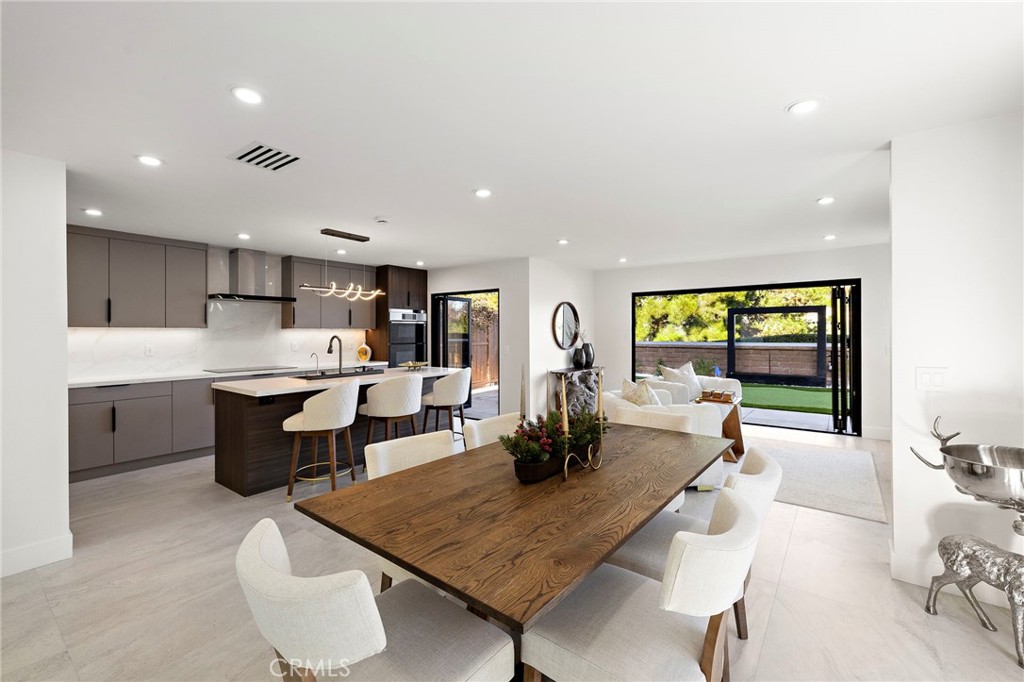 MLS #OC25270206 image #0