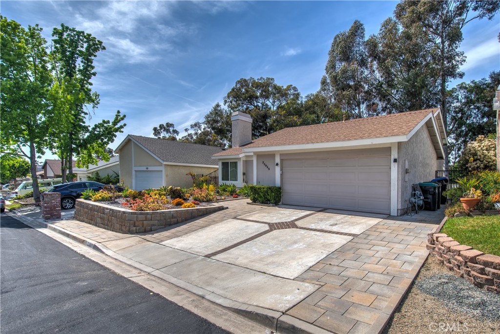 MLS #OC25270237 image #1