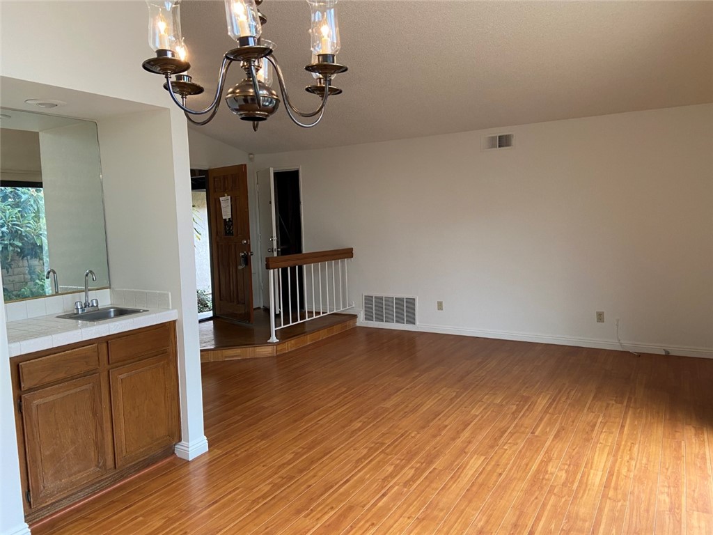 MLS #OC25270322 image #8