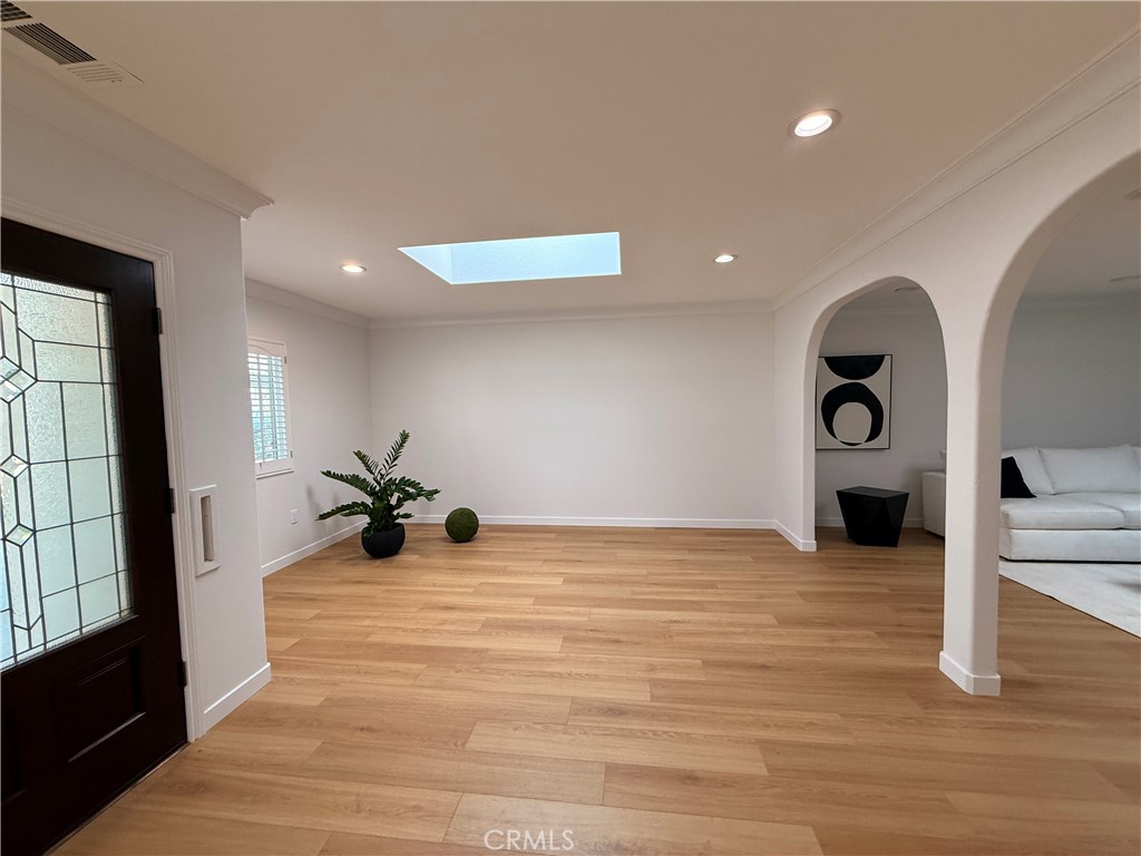 MLS #OC25270381 image #2