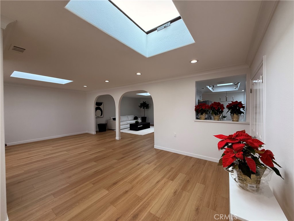 MLS #OC25270381 image #4