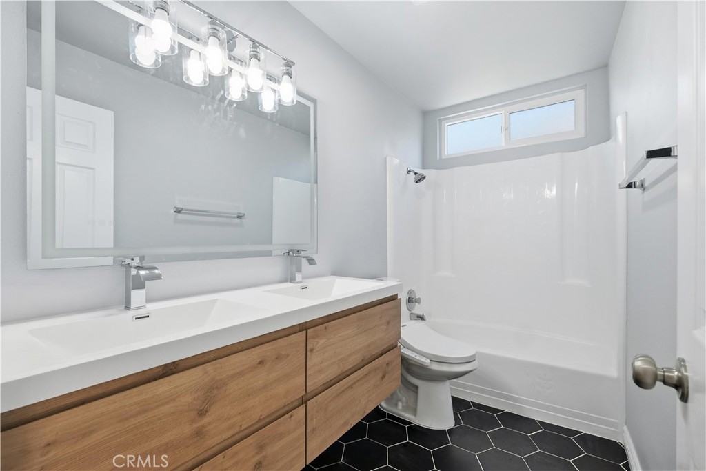 MLS #OC25271424 image #9