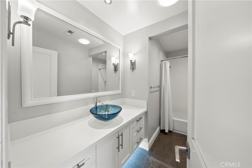 MLS #OC25271679 image #9