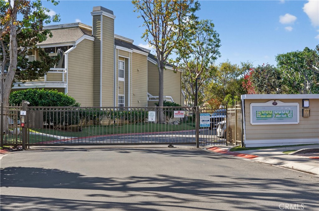 MLS #OC25272176 image #1