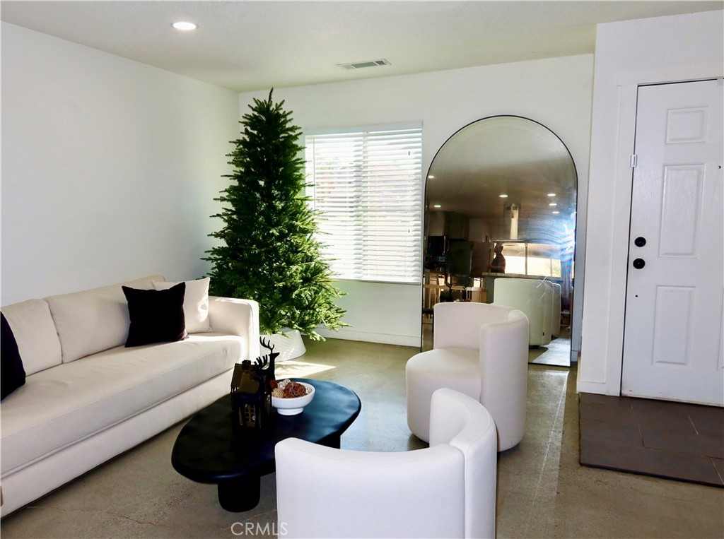 MLS #OC25272307 image #4