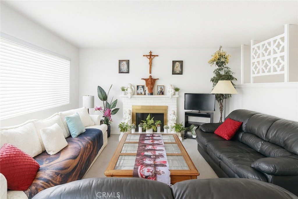 MLS #OC25272334 image #1