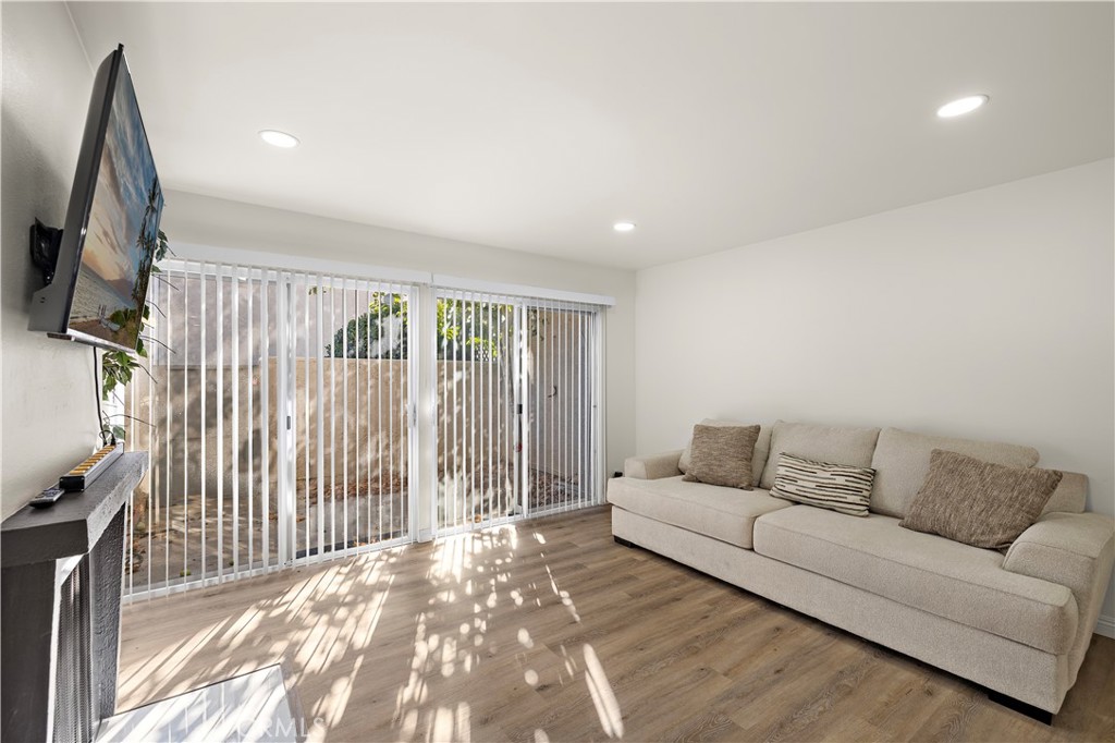 MLS #OC25272386 image #1