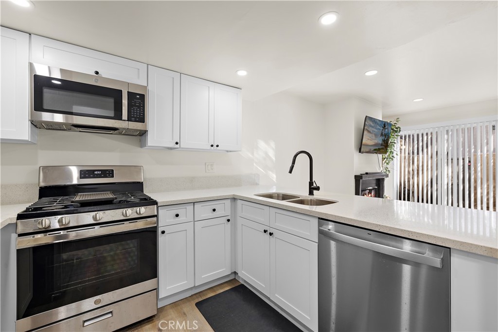 MLS #OC25272386 image #2