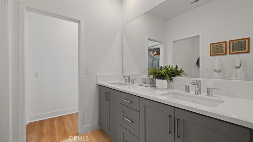 MLS #OC25272493 image #27