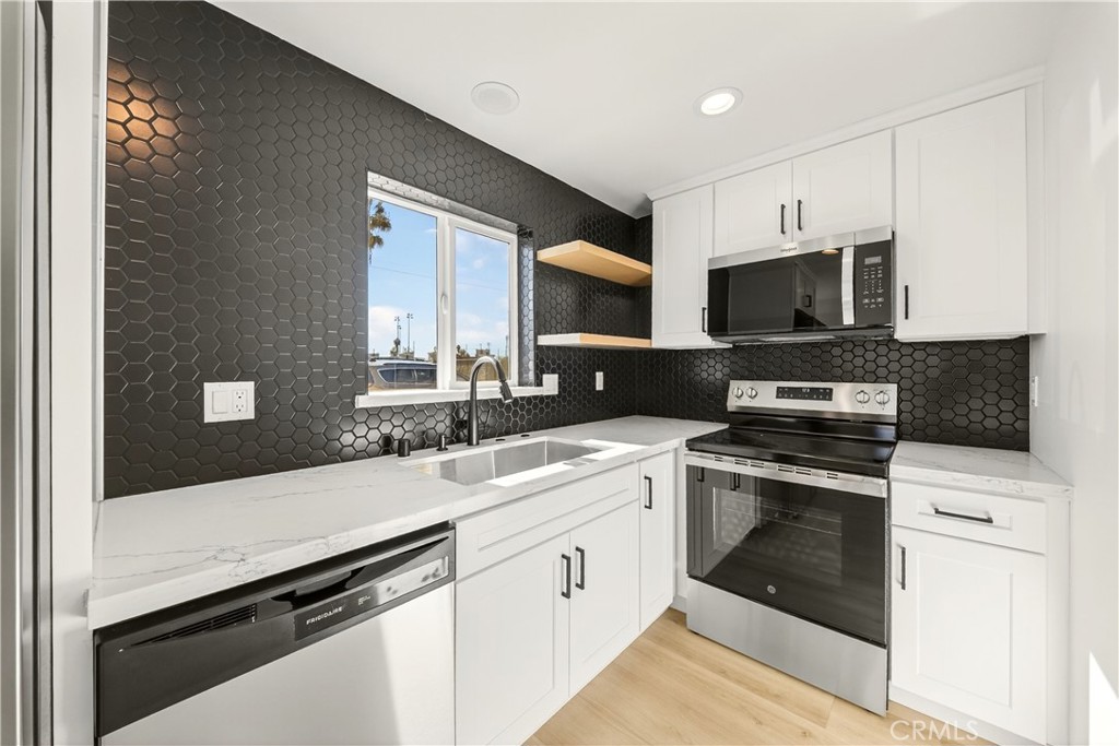 MLS #OC25272609 image #1