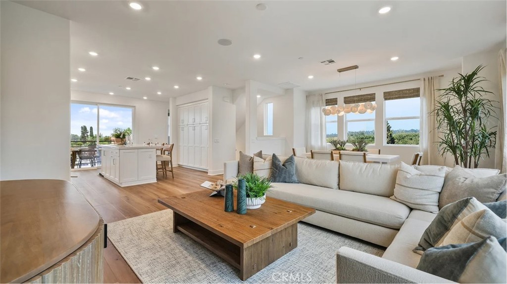 MLS #OC25272803 image #4