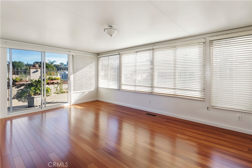 MLS #OC25273088 image #8