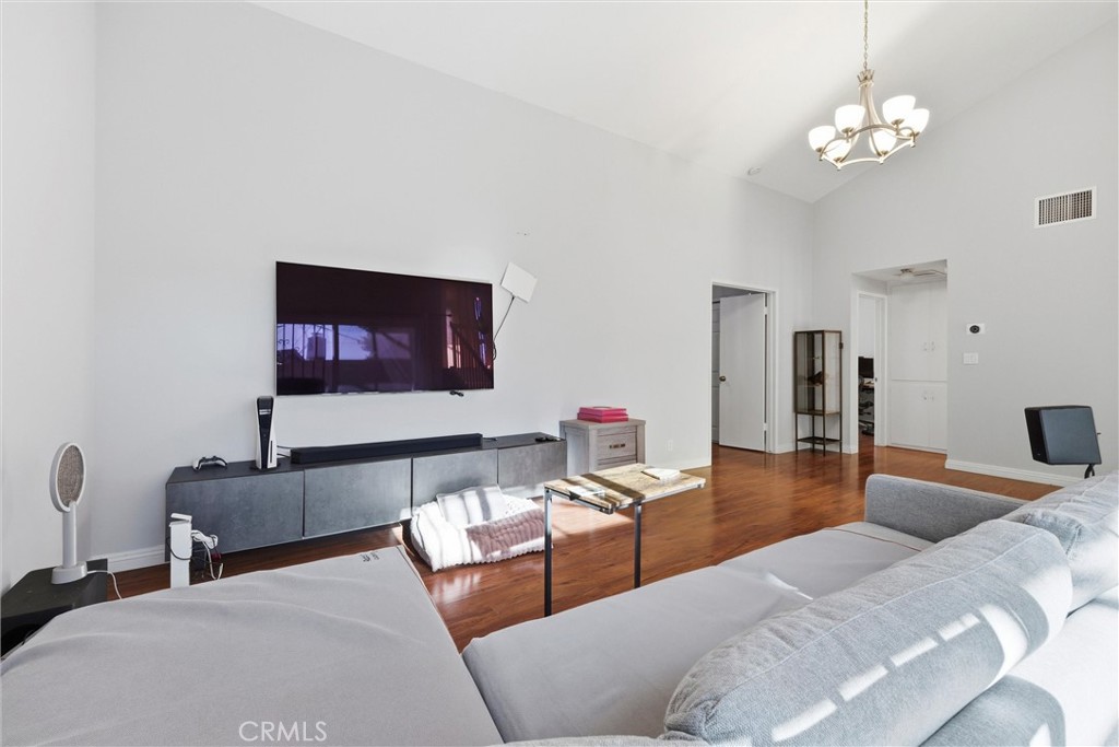 MLS #OC25273106 image #9