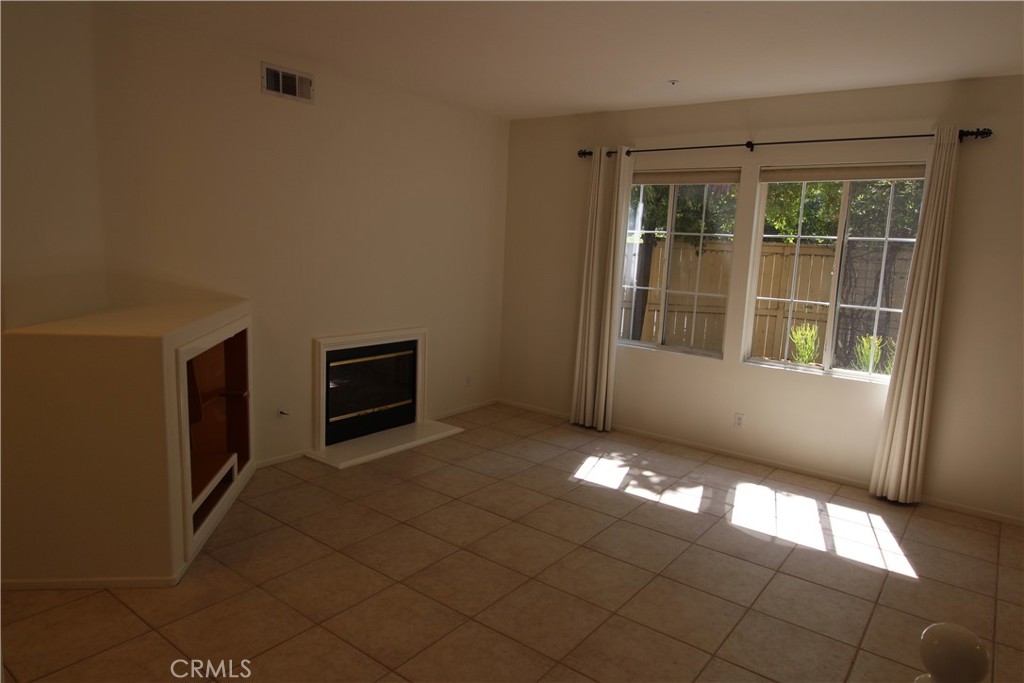 MLS #OC25273933 image #4