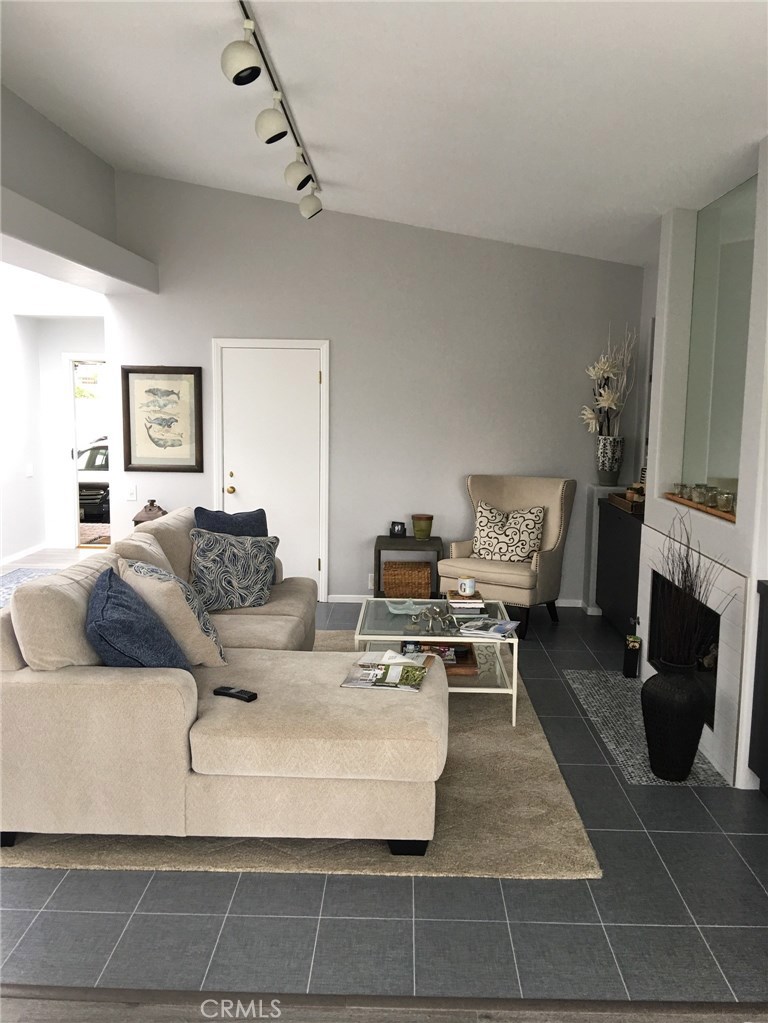 MLS #OC25274631 image #6