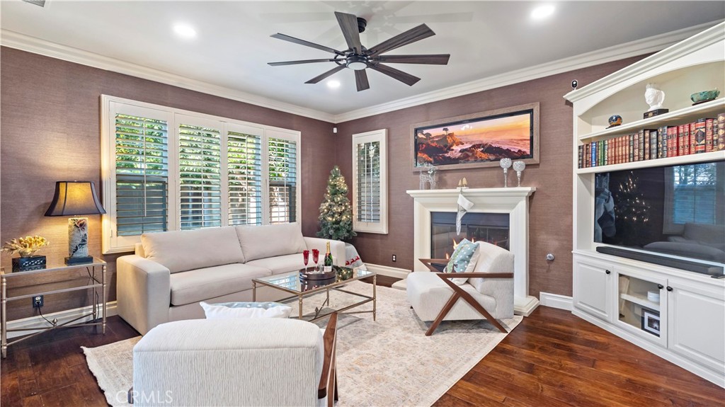 MLS #OC25275004 image #1