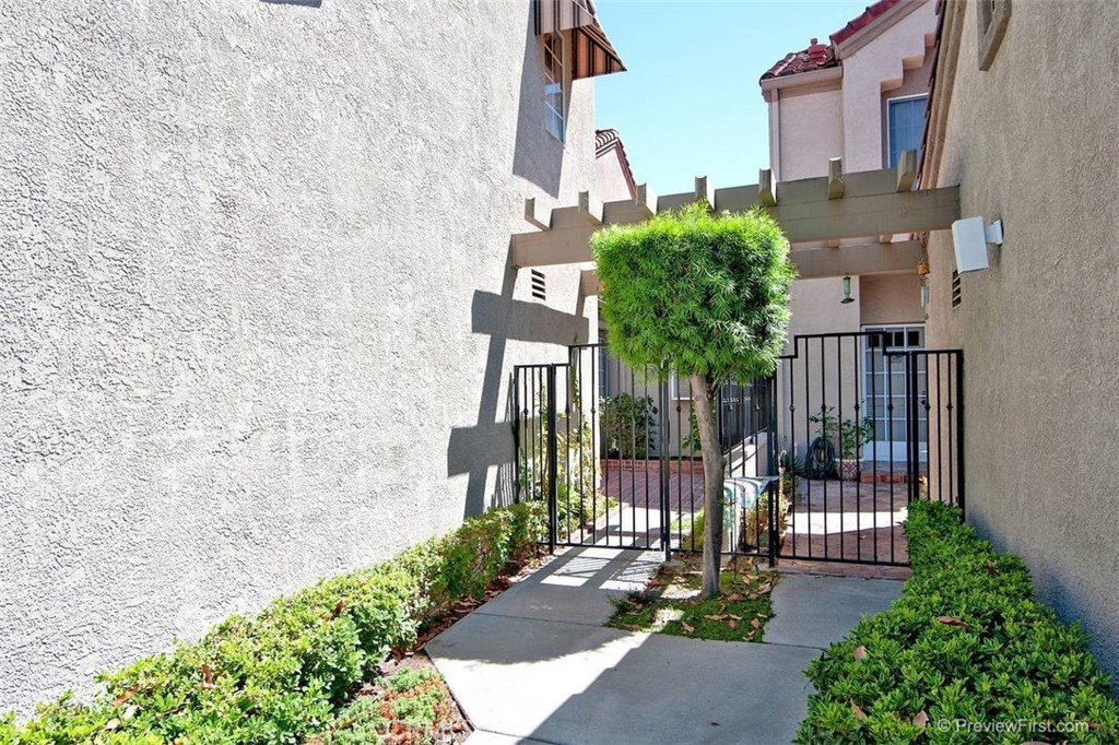 MLS #OC25275515 image #4