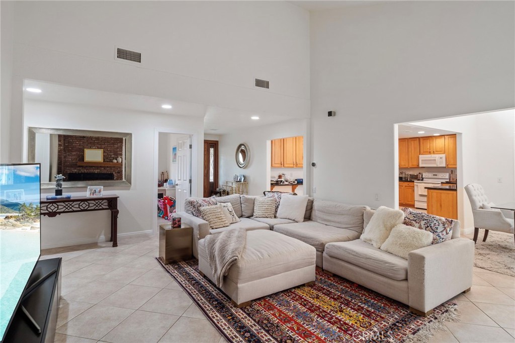 MLS #OC25276354 image #8