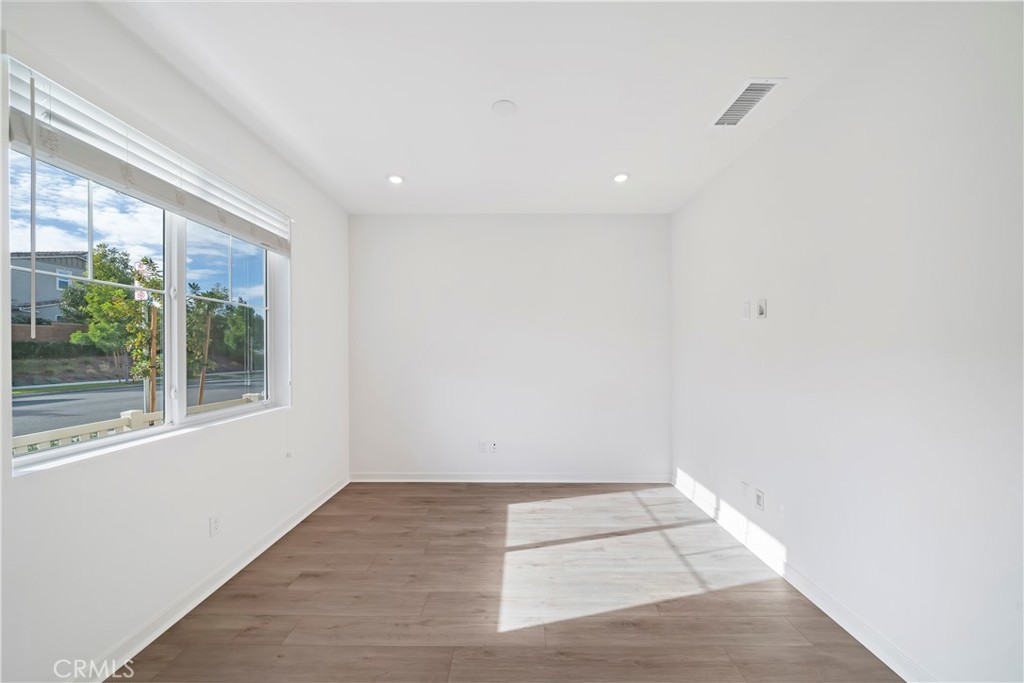 MLS #OC25278263 image #8