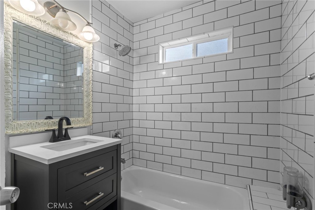 MLS #OC25280094 image #16