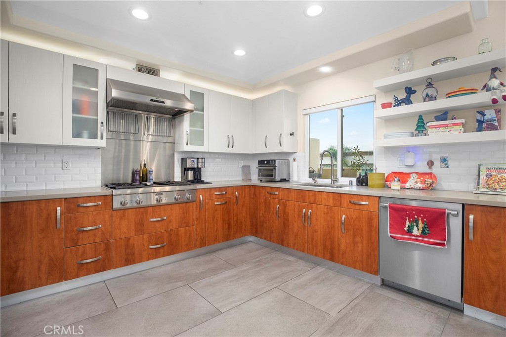 MLS #OC25282318 image #1