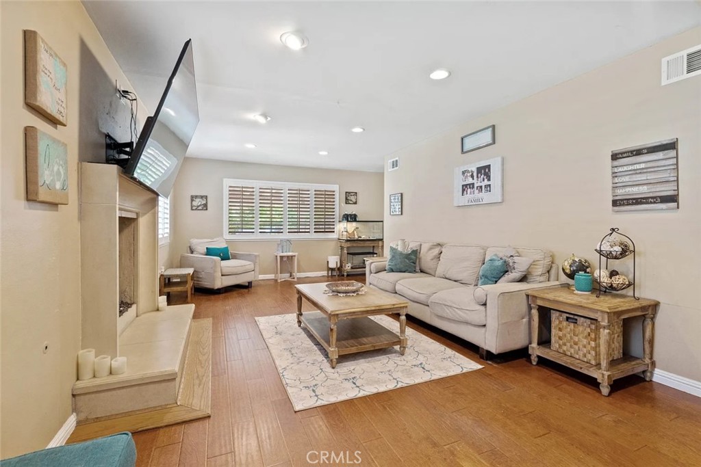 MLS #SR25260957 image #5