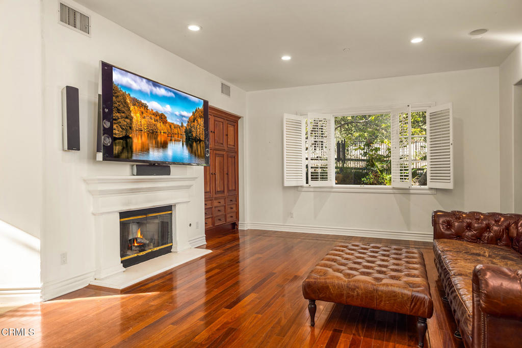 MLS #V1-33043 image #10