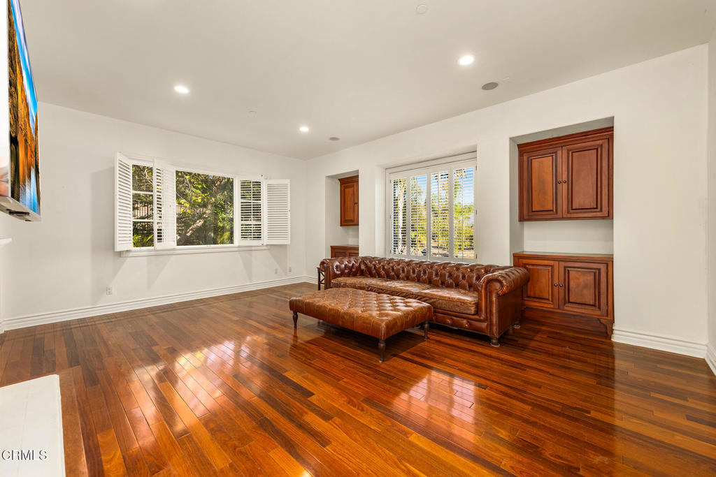 MLS #V1-33043 image #9