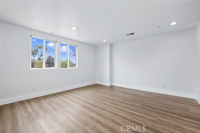 MLS #WS25226167 image #9