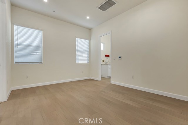 MLS #WS25238094 image #9