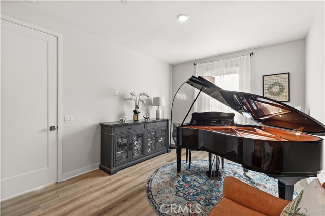 MLS #WS25244179 image #8