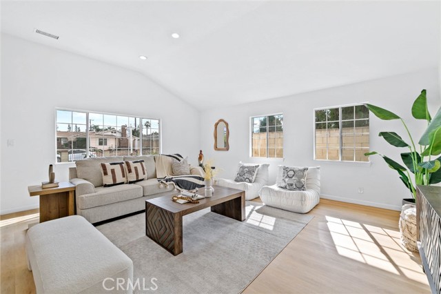 MLS #WS25252748 image #1