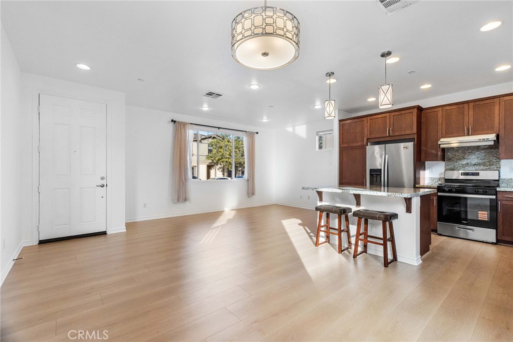 MLS #WS25255280 image #8