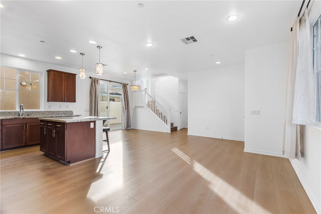 MLS #WS25255280 image #9