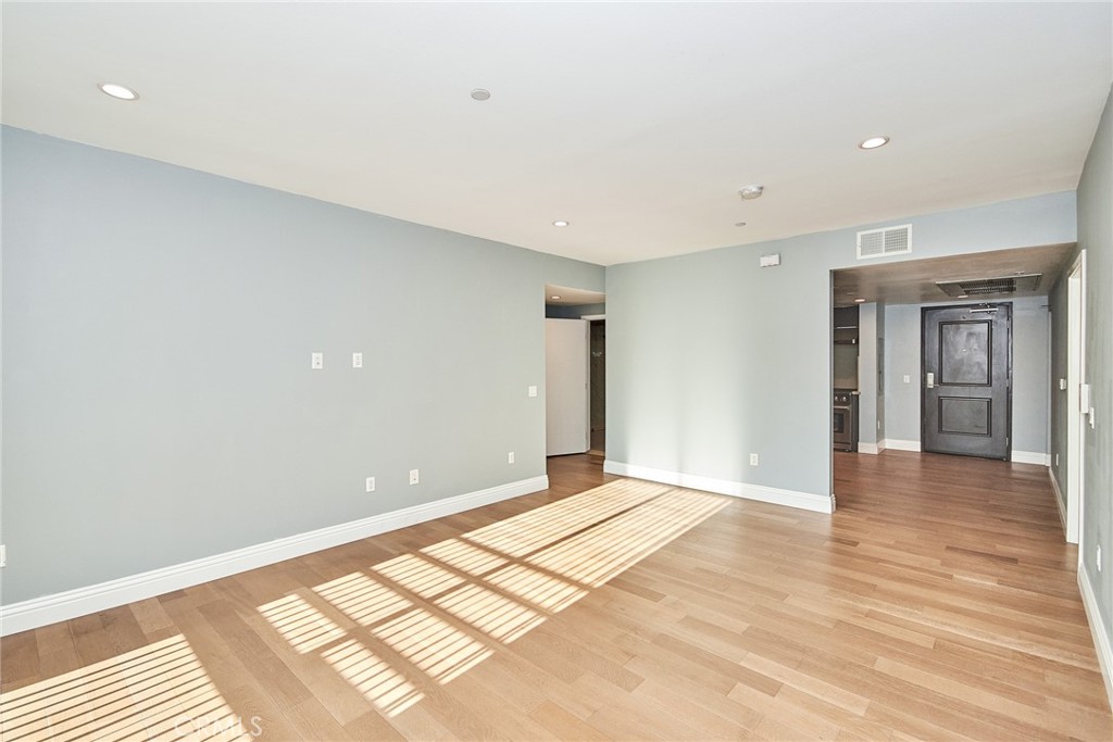 MLS #WS25256948 image #8