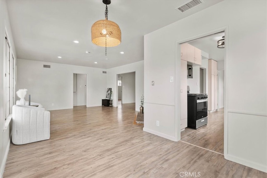 MLS #WS25260712 image #8