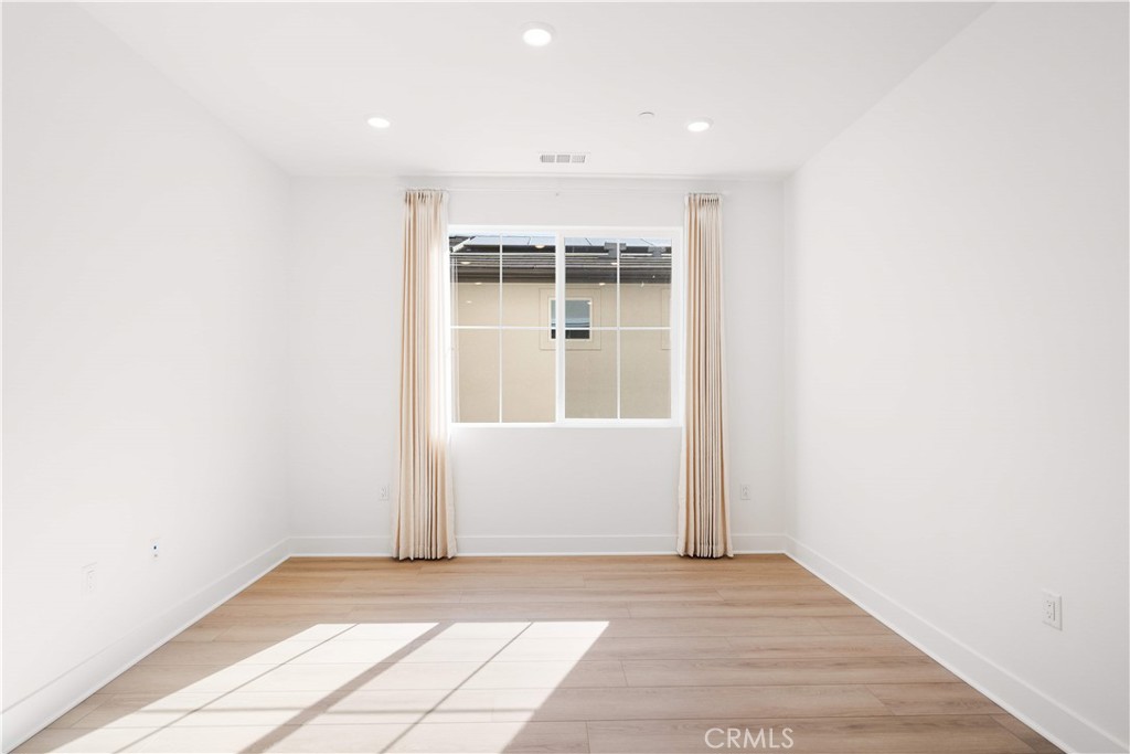 MLS #WS25265353 image #16