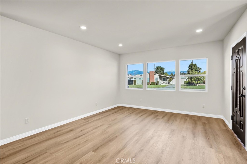 MLS #WS25268015 image #5