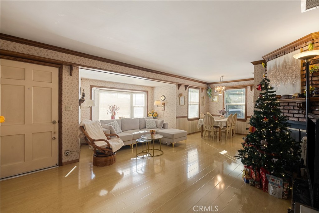 MLS #WS25268192 image #2