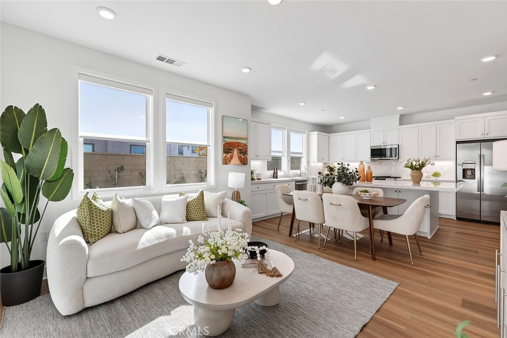 MLS #WS25269422 image #4