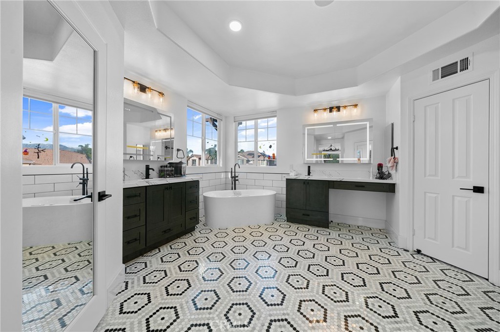 MLS #WS25270014 image #6