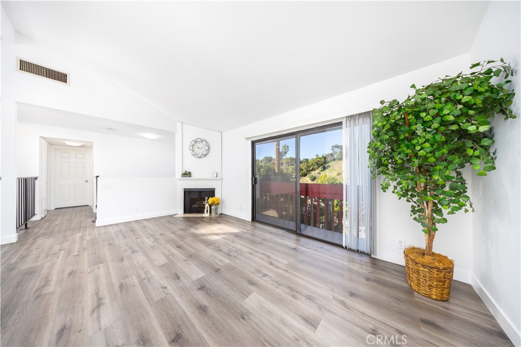 MLS #WS25270033 image #5