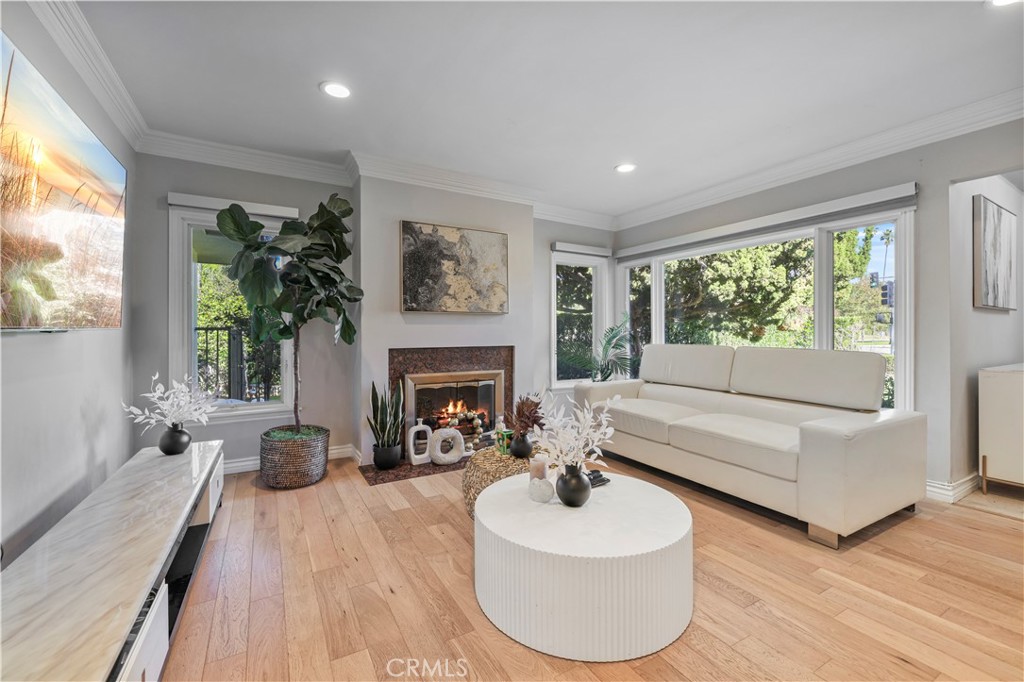 MLS #WS25270440 image #0