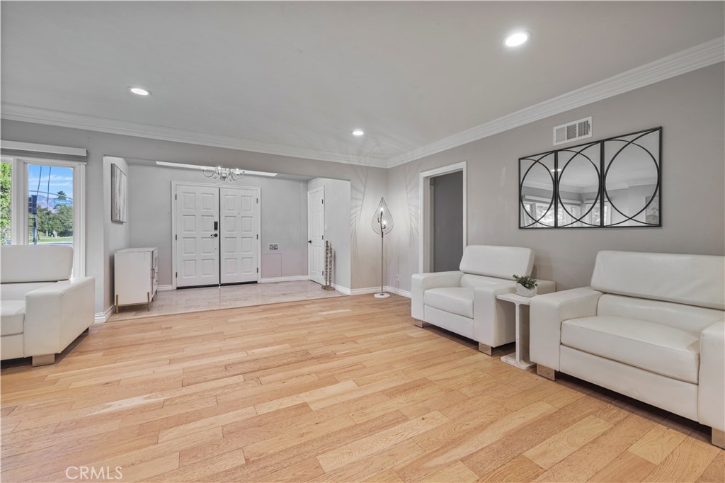 MLS #WS25270440 image #5