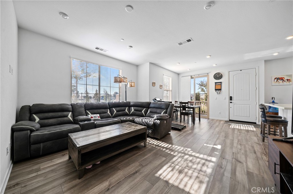 MLS #WS25272852 image #2