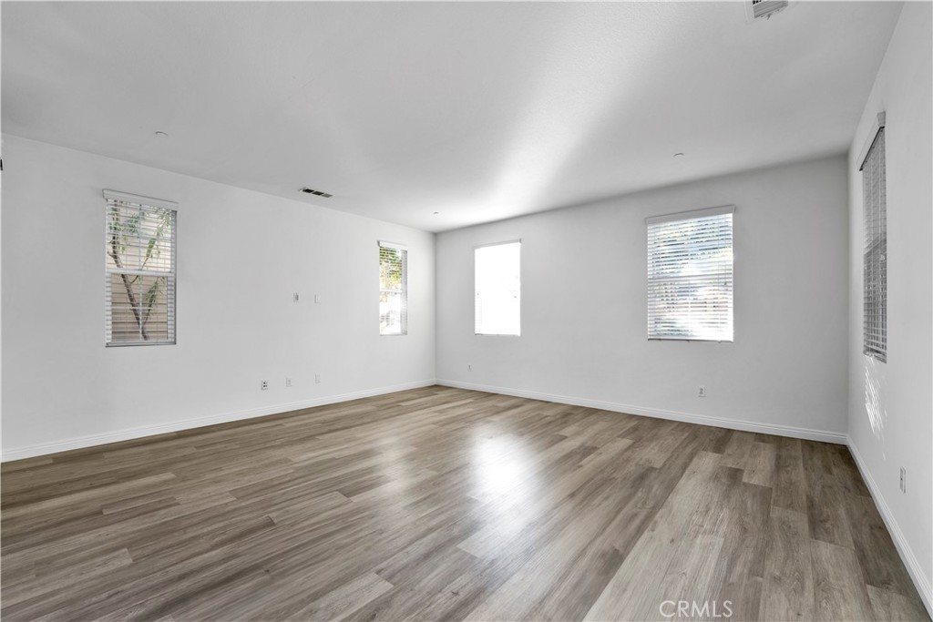 MLS #WS25274396 image #5