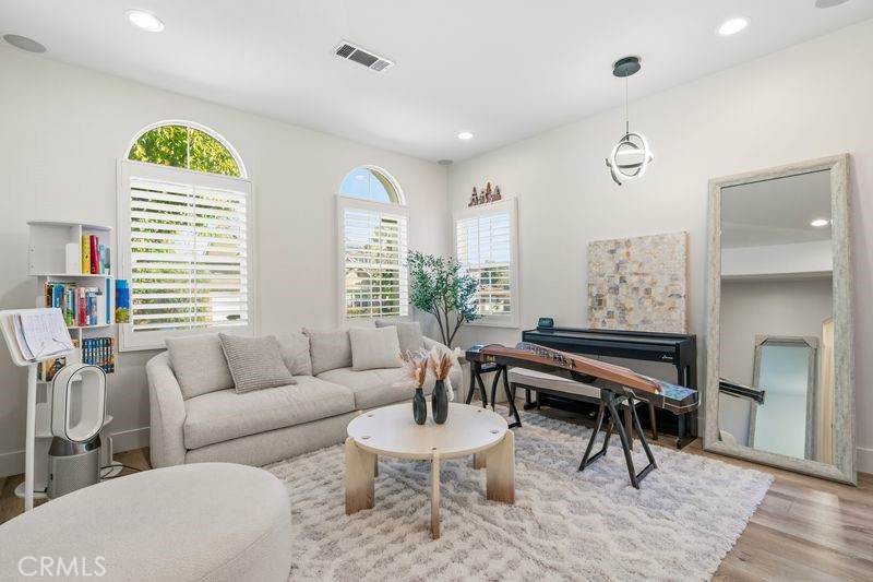 MLS #WS25274973 image #1