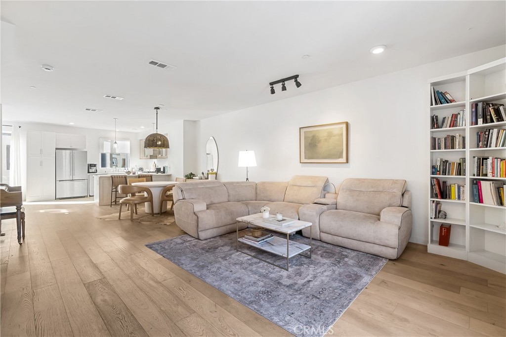 MLS #WS25275440 image #2